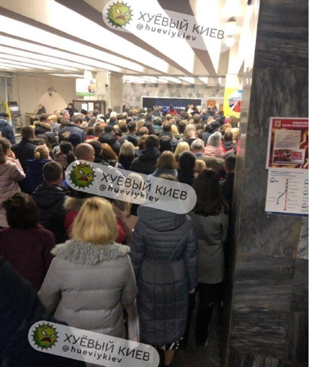 Разъяренные пассажиры устроили погром в подземке Киева: в метрополитене рассказали подробности dqxikeidqxidqeant