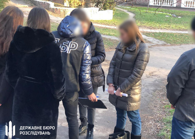 На Житомирщине следователь полиции задержана при получении 900 долл. взятки, - ГБР 02 На Житомирщине следователь полиции задержана при получении 900 долл. взятки, - ГБР 02 dqxikeidqxidqrant