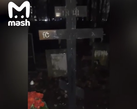 Могилу Децла подожгли dqxikeidqxidqrant