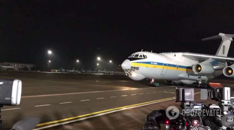 Самолет с пленными сел в dqxikeidqxidqeant