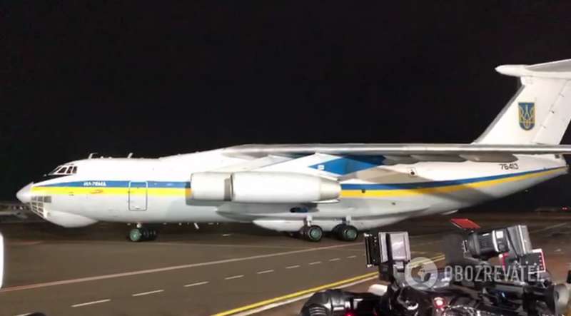 Самолет с пленными сел в