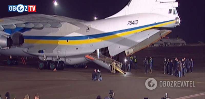 Самолет с пленными сел в