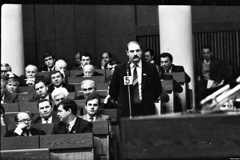 Депутат Александр Лукашенко в Овальном зале Верховного совета, 1991 год. Фото: Владимир Сапогов dqxikeidqxidqeant