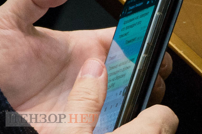 На изображении может находиться: один или несколько человек и телефон dqxikeidqxidqrant