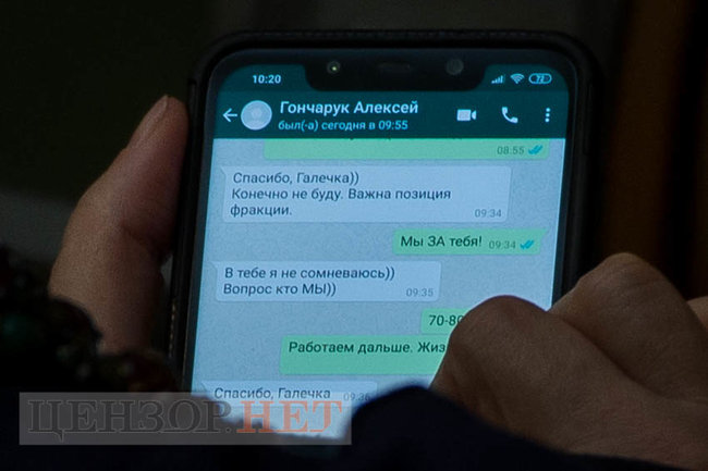 На изображении может находиться: один или несколько человек и телефон