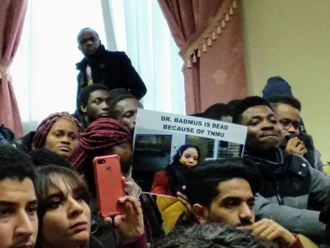 Иностранные студенты устроили протест из-за смерти шестикурсницы медуниверситета в Тернополе - требуют либерализации условий обучения 01 Иностранные студенты устроили протест из-за смерти шестикурсницы медуниверситета в Тернополе - требуют либерализации условий обучения 01 dqxikeidqxidqeant