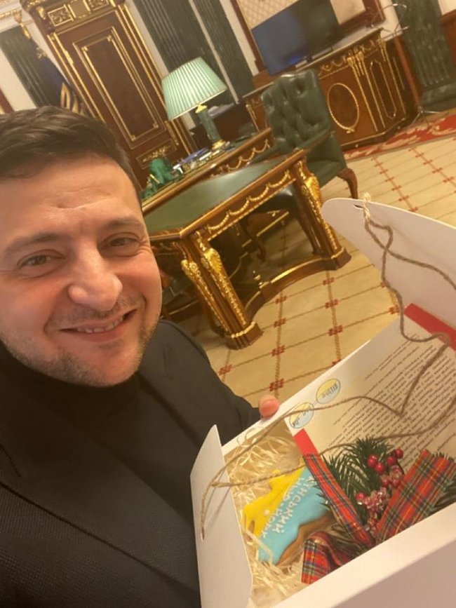 Зеленский похвастался пряником от детей Донбасса 01 Зеленский похвастался пряником от детей Донбасса 01 dqxikeidqxidqeant