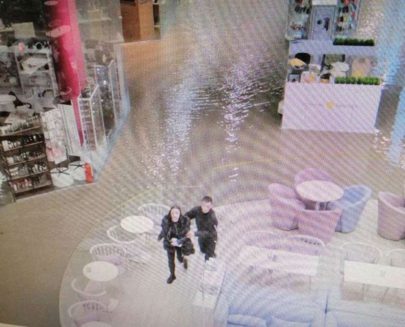 25-летний охранник спас во время затопления Ocean Plaza трех девушек. Фото: facebook.com/DSNSKyiv dqxikeidqxidqeant