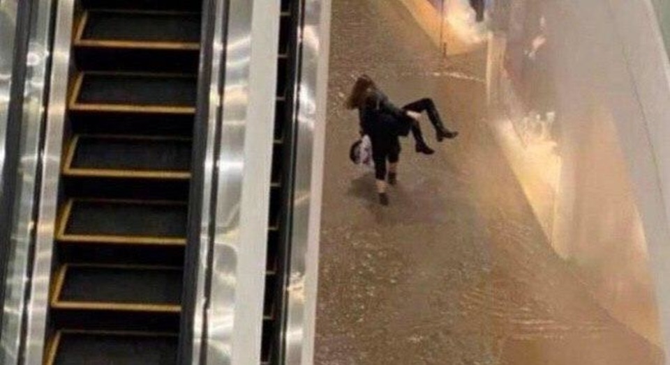 25-летний охранник спас во время затопления Ocean Plaza трех девушек. Фото: facebook.com/DSNSKyiv