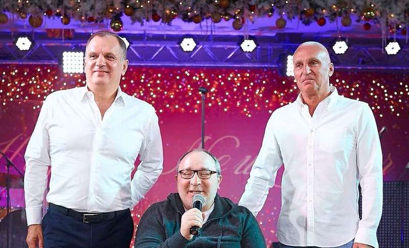 Алексей Ярославский, Геннадий Кернес и Александр Ярославский встречают Новый 2020-й год (фото: instagram.com/gepard59) Алексей Ярославский, Геннадий Кернес и Александр Ярославский встречают Новый 2020-й год (фото: instagram.com/gepard59) dqxikeidqxidqrant