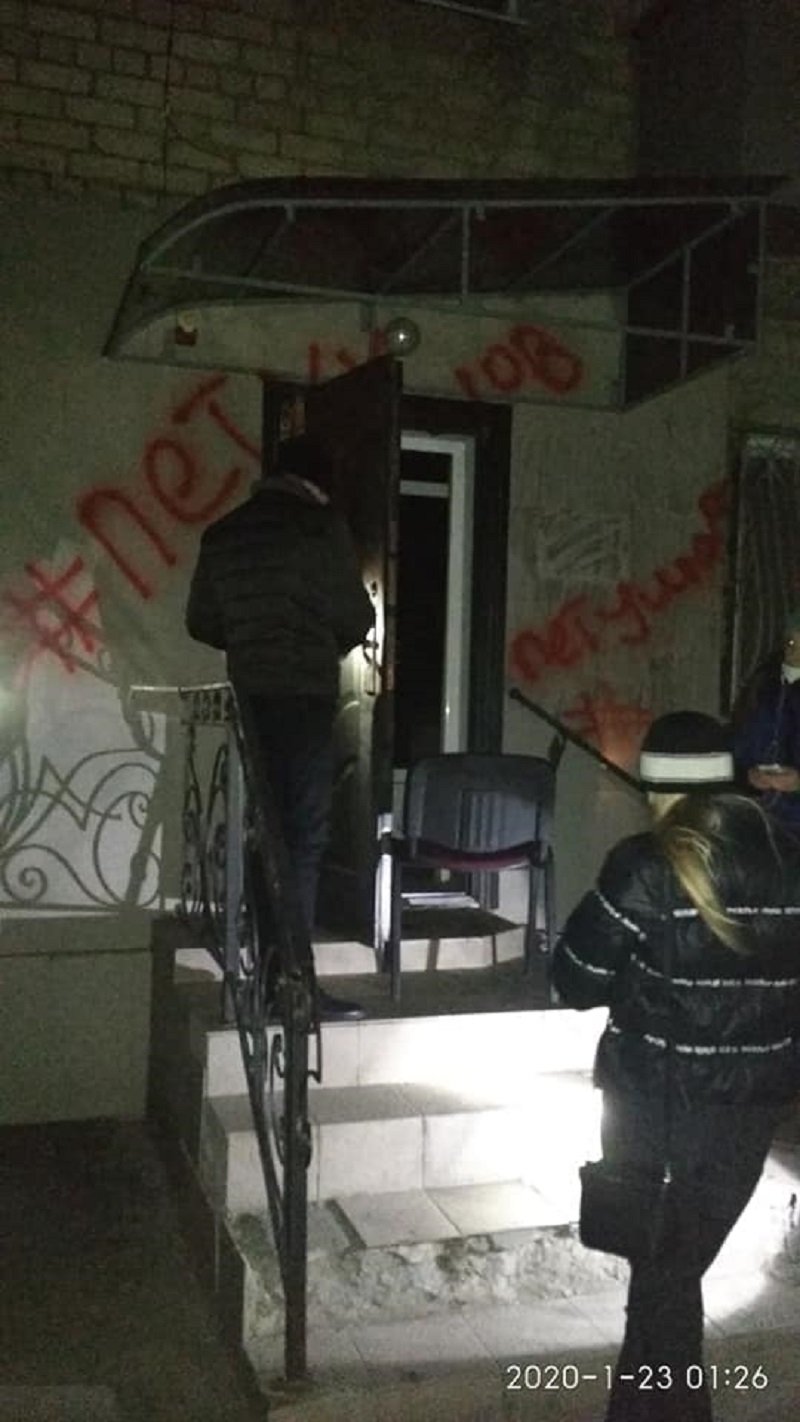 "Натуральный теракт": в Херсоне сожгли офис Партии Шария в жилом доме - фото 1