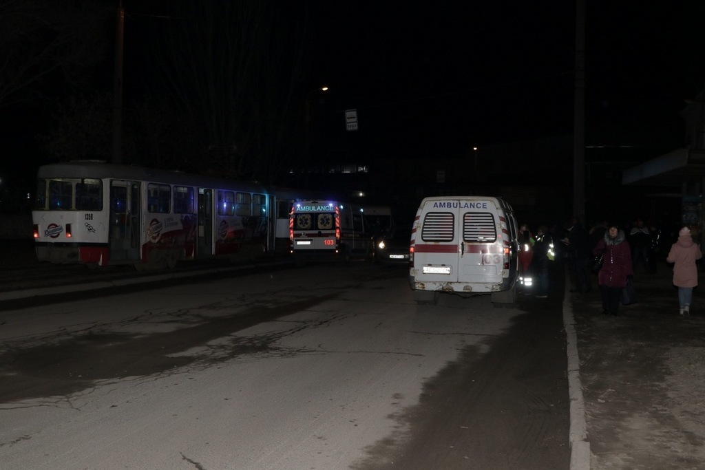 В Днепре автомобиль влетел в толпу людей dqxikeidqxidqrant