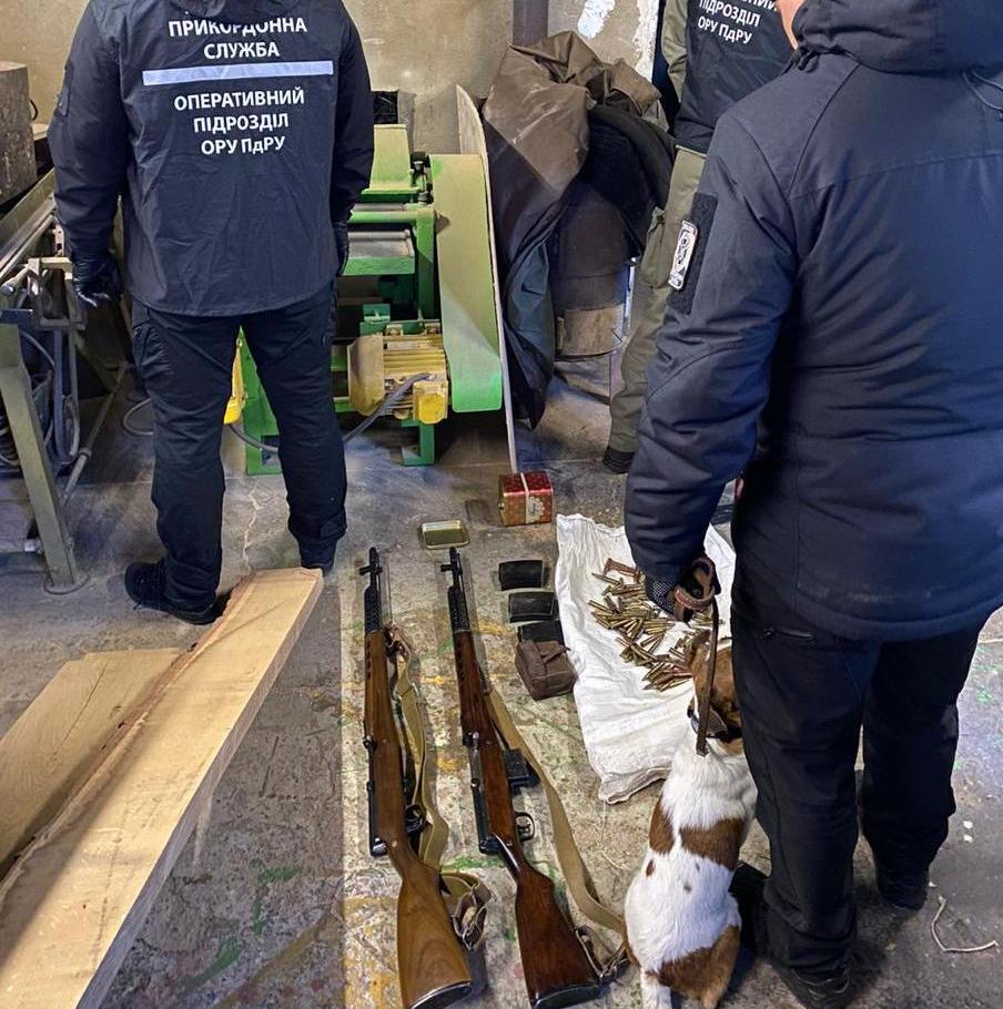 Зброю та боєприпаси правоохоронці виявили у прикордонні Одещини / фото: dpsu.gov.ua dqxikeidqxidqrant