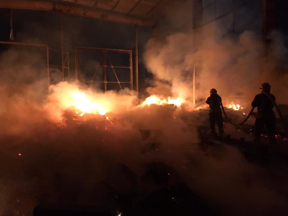 Огонь охватил около 100 квадратных метров. Обошлось без пострадавших