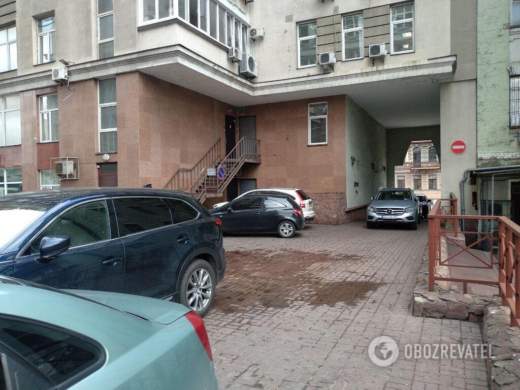 Двор на Саксаганского, где произошло убийство пластического хирурга