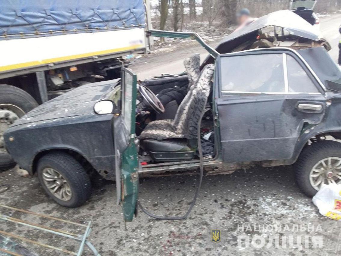 На Черниговщине в результате столкновения фуры и легковушки погиб ребенок dqxikeidqxidqeant