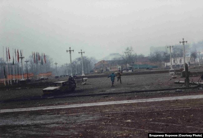 Фотография Владимира Воронова, сделанная как раз из того самого окна, где, по фейку, должны были висеть "распятые" dqxikeidqxidqeant