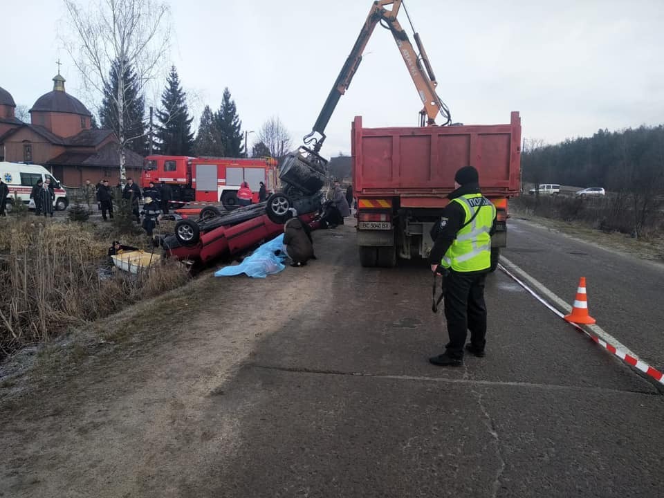 На Львовщине в водоеме нашли авто с 4 телами