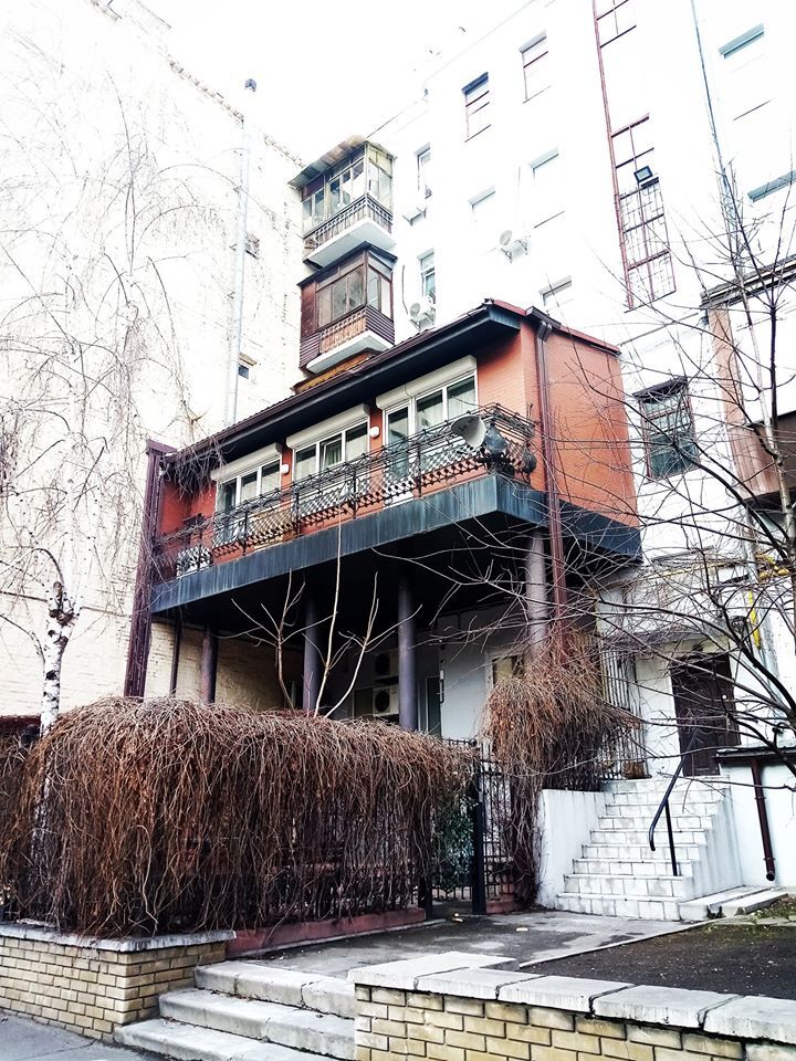 "Царь-балкон" на улице Саксаганского в Киеве dqxikeidqxidqeant