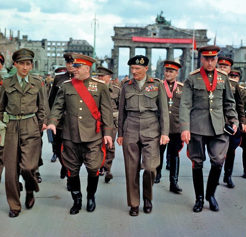 Маршалы Советского Союза Георгий Жуков и Константин Рокоссовский, генерал-фельдмаршал Бернард Лоу Монтгомери. Берлин, июль 1945. Маршалы Советского Союза Георгий Жуков и Константин Рокоссовский, генерал-фельдмаршал Бернард Лоу Монтгомери. Берлин, июль 1945. dqxikeidqxidqeant