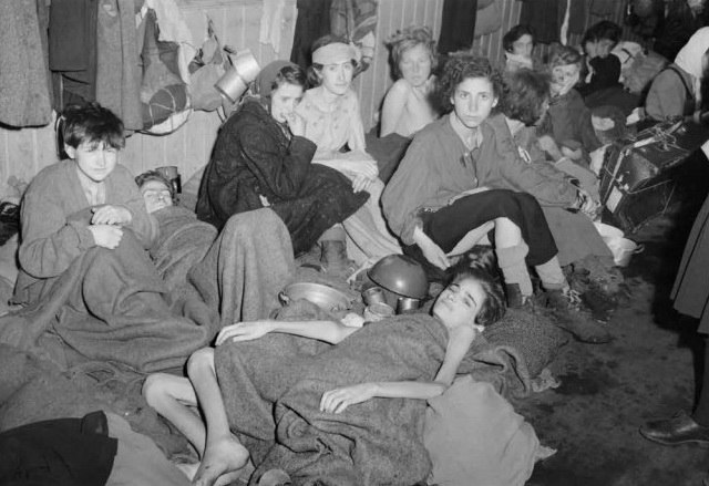 фото Кап. Милиндин ( Британская Армия). Лагерный барак для женщин и детей. Концентрационный лагерь Бергем- Бельзен, апрель 1945.jpg фото Кап. Милиндин ( Британская Армия). Лагерный барак для женщин и детей. Концентрационный лагерь Бергем- Бельзен, апрель 1945.jpg