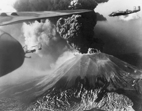 Фотограф ВВС США. В-25 Митчелл пролетают мимо извергающегося вулкана Везувий. 18-23 марта 1944.jpg Фотограф ВВС США. В-25 Митчелл пролетают мимо извергающегося вулкана Везувий. 18-23 марта 1944.jpg