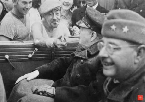 фото Ньюман. Французский рабочий помогает прикурить Уинстону Череллю. Шербур, 1944.jpg фото Ньюман. Французский рабочий помогает прикурить Уинстону Череллю. Шербур, 1944.jpg