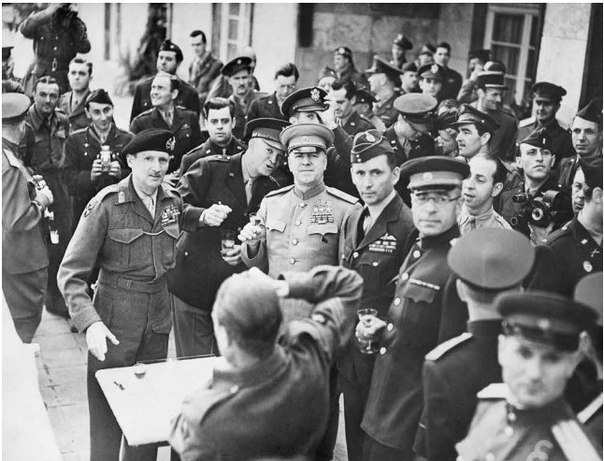 Неизвестный автор. Церемония награждения фельдмаршала Б. Монтгомери, генерал армии Д. Эйзенхауэр, маршал Советского Союза Г. Жуков, главнокомандующий Королевскими ВВС А.Теддер. Франкфурт, 10 июня 1945.jpg Неизвестный автор. Церемония награждения фельдмаршала Б. Монтгомери, генерал армии Д. Эйзенхауэр, маршал Советского Союза Г. Жуков, главнокомандующий Королевскими ВВС А.Теддер. Франкфурт, 10 июня 1945.jpg