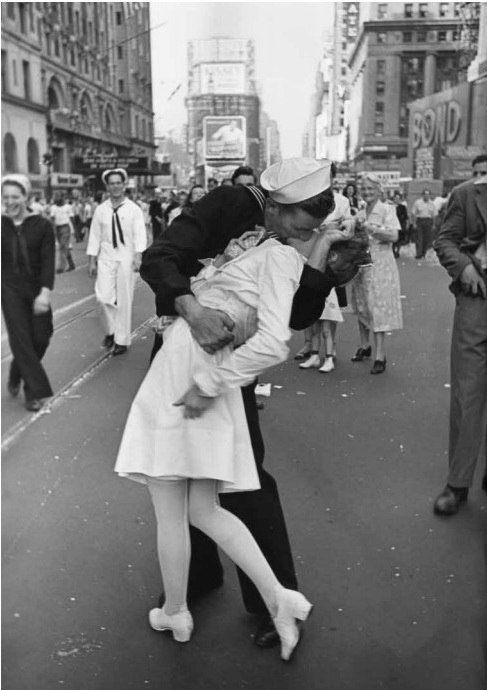 фото Альфред Эйзенштадт. День Победы над Японией на Таймс-сквер. Нью-Йорк, 14 августа 1945.jpg фото Альфред Эйзенштадт. День Победы над Японией на Таймс-сквер. Нью-Йорк, 14 августа 1945.jpg