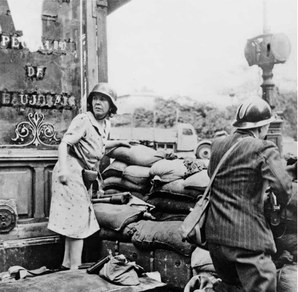 Неизвестный автор. Баррикады на улицах Парижа. Французы сражаются оружием, отобранным у немцев. 1944.jpg Неизвестный автор. Баррикады на улицах Парижа. Французы сражаются оружием, отобранным у немцев. 1944.jpg