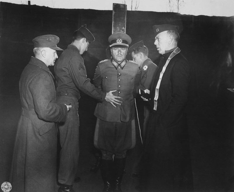 Немецкий генерал Антон Достлер перед расстрелом. 1 декабря 1945. Немецкий генерал Антон Достлер перед расстрелом. 1 декабря 1945.