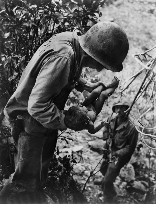 Юджин Смит. Морской пехотинец с ребёнком на руках. Сайпан, июнь 1944. Юджин Смит. Морской пехотинец с ребёнком на руках. Сайпан, июнь 1944.