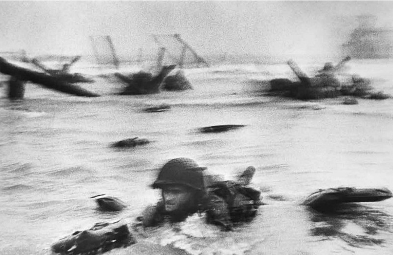 Самая известная в мире фотография Роберта Капы о высадке американских солдат на побережье Франции. Омаха-бич, 6 июня 1944..jpg Самая известная в мире фотография Роберта Капы о высадке американских солдат на побережье Франции. Омаха-бич, 6 июня 1944..jpg