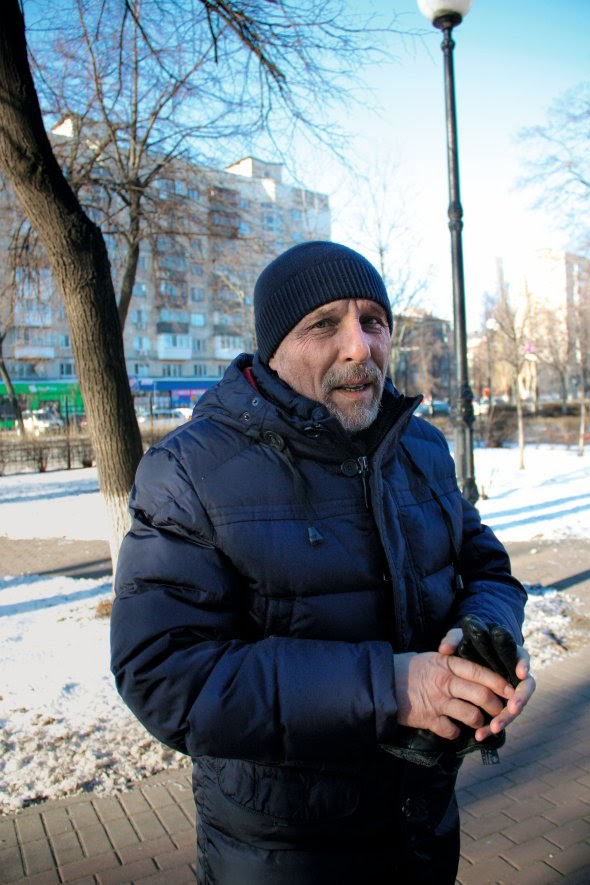 Костянтин ІЛЬЧЕНКО, 60 років, підприємець, громадський діяч. Народився 18 серпня 1959 року в Свердловську, зараз – Довжанськ Луганської області. Батько – шахтар, мати – вчителька російської й української мов. Закінчив торговельний технікум. ”У дитинстві був затятим барабанщиком. Хотів вступити до музичного училища. Батьки були проти й запроторили до торговельного”. Працював директором магазину. ”Але мені було нецікаво. Поїхав за романтикою на північ Росії. Запропонували стати директором універмагу. Але мені хотілося адреналіну. І пішов помічником прохідника на уранових копальнях. Працював там два роки”. 1986-го закінчив Донецький державний університет економіки й торгівлі за спеціальністю ”товарознавець вищої категорії”. Працював гірником. З 1992-го займався бізнесом. За чотири роки взяв в оренду шахту ”Майська” в Довжанську. 2015-го добровольцем пішов воювати на Донбас. Рік очолював військово-цивільну адміністрацію міста Золоте та селища Катеринівка на Луганщині. Улюблена страва – вівсянка. Зараз читає ”Розмови з Богом” американського письменника Ніла Дональда Волша. ”Не люблю дивитися фільми про теперішню війну, боюся побачити там кіно”. У шлюбі. Живе в Києві dqxikeidqxidqeant