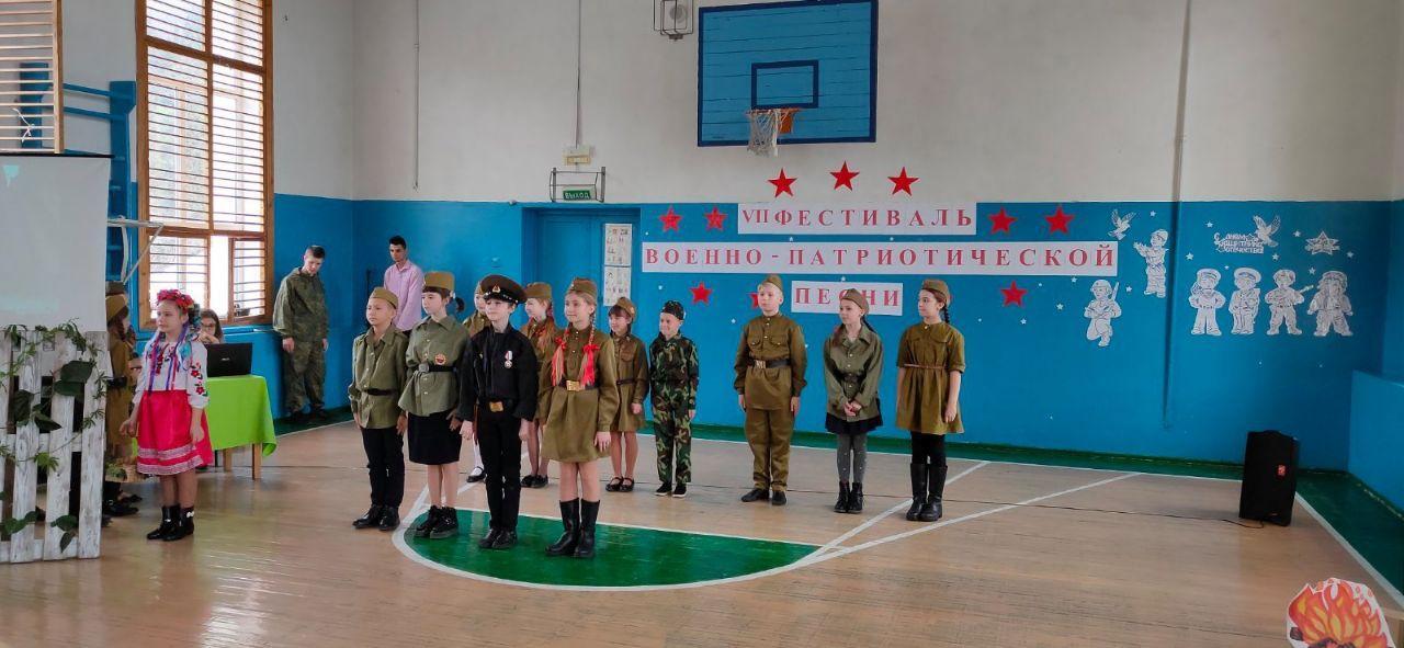 Оккупанты одели детей в военную форму dqxikeidqxidqeant