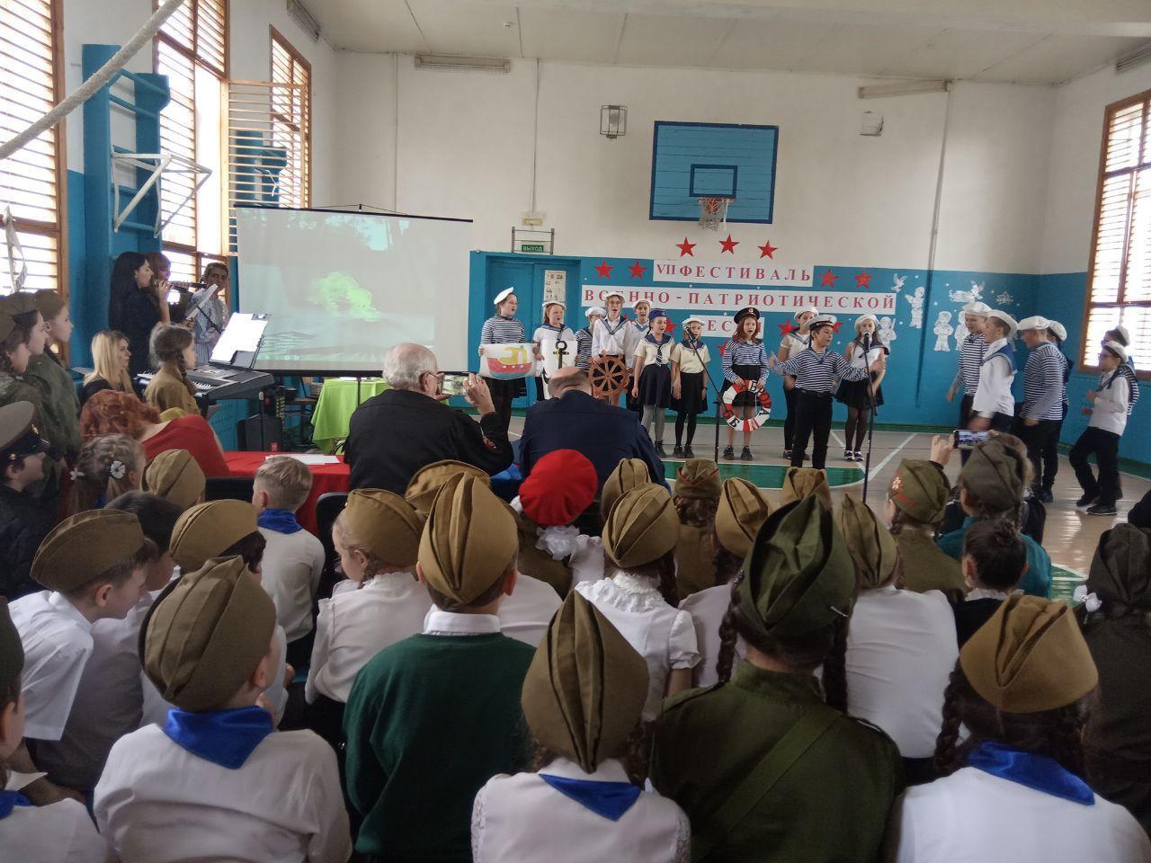 Оккупанты одели детей в военную форму