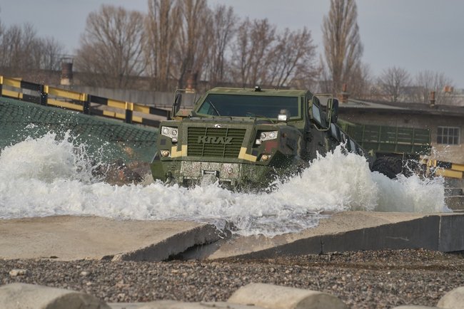 Зеленский посидел за рулем КрАЗа 03 Зеленский посидел за рулем КрАЗа 03