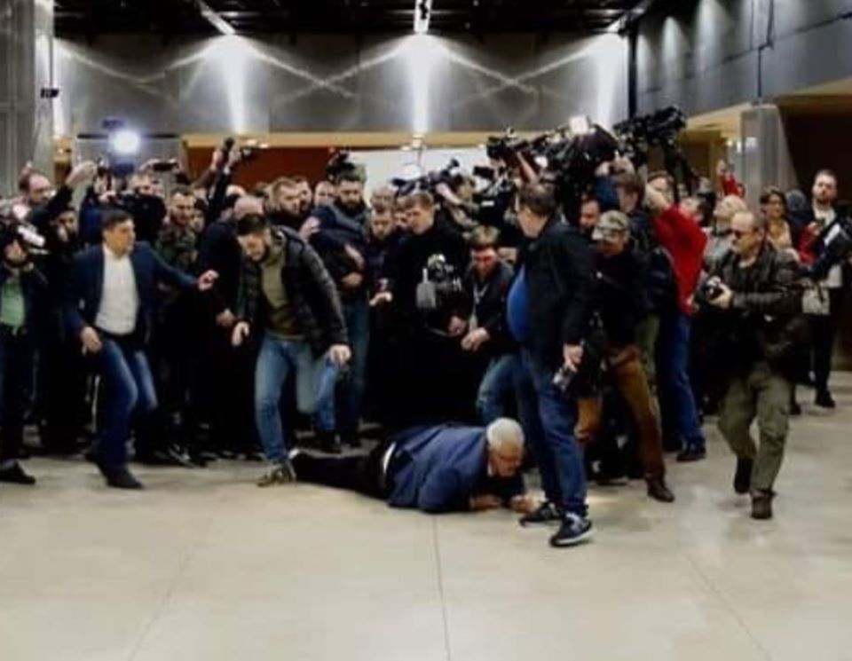 На изображении может находиться: 1 человек, толпа dqxikeidqxidqeant