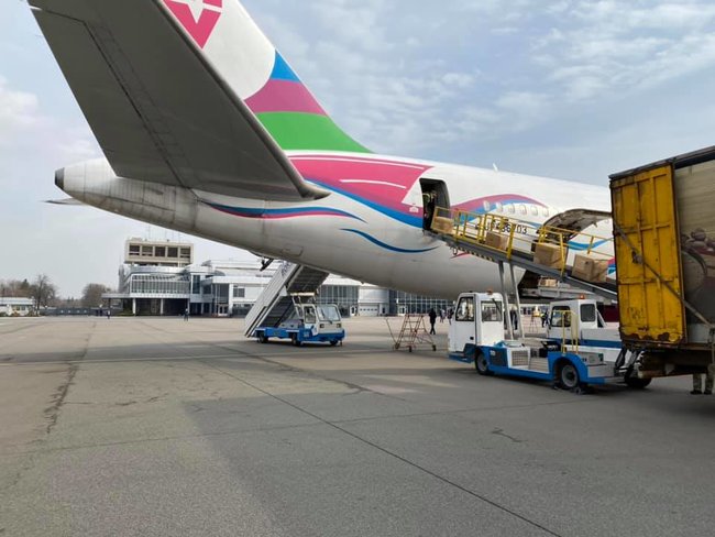 Маски, респираторы, защитные костюмы, - в Украине приземлился самолет из Китая 04 Маски, респираторы, защитные костюмы, - в Украине приземлился самолет из Китая 04