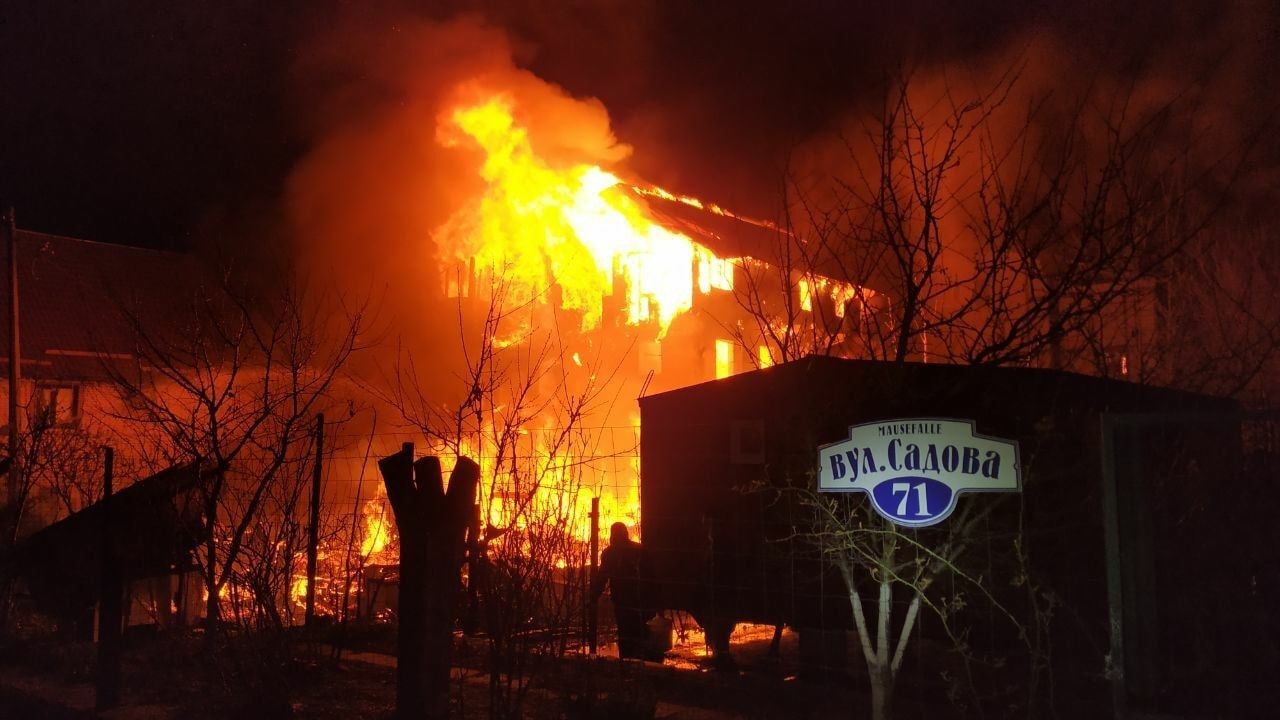 В Киеве огонь полностью сжег трехэтажный дом dqxikeidqxidqeant