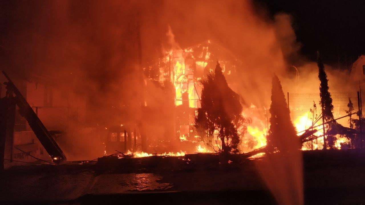 В Киеве огонь полностью сжег трехэтажный дом