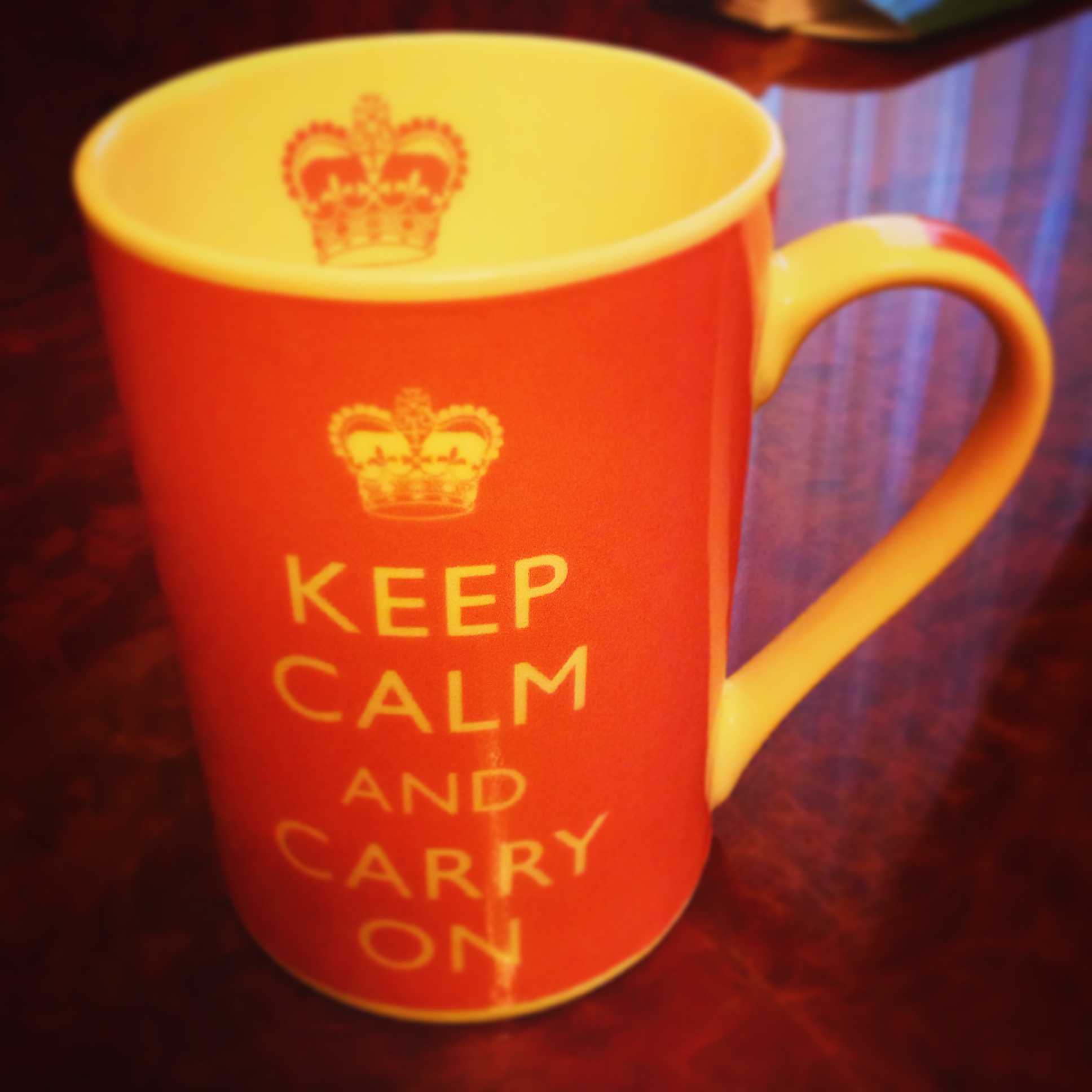 Чашка, которую Гонтаревой подарил муж, стоит у нее на столе Чашка, которую Гонтаревой подарил муж, стоит у нее на столе