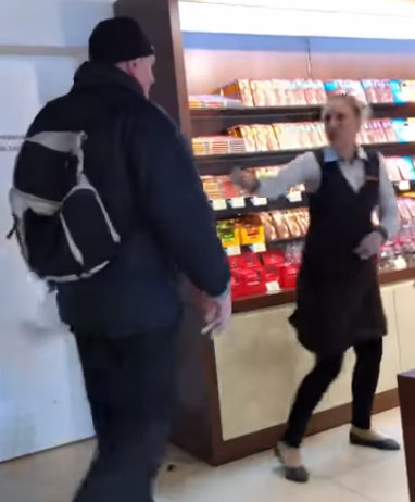 В Киеве мужчина напал на сотрудниц магазина