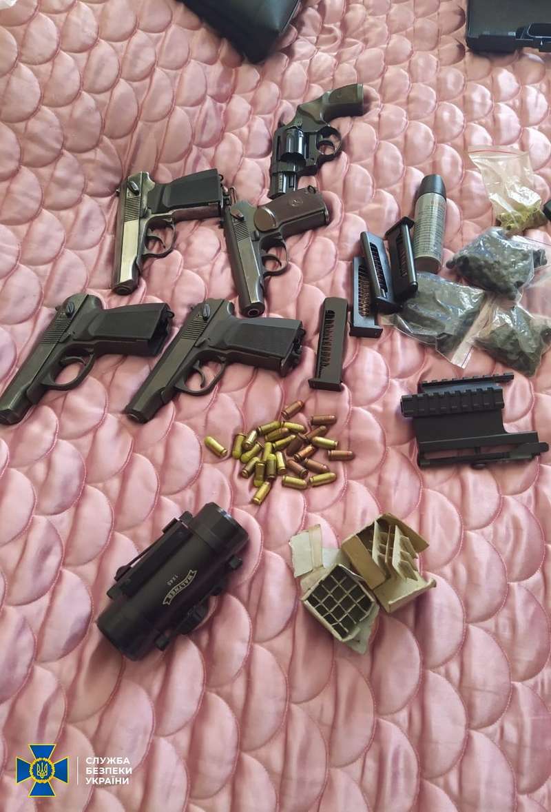 На Хмельниччині припинено діяльність підпільних цехів із виготовлення вогнепальної зброї. ФОТО, ВІДЕО