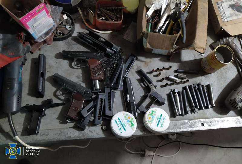 На Хмельниччині припинено діяльність підпільних цехів із виготовлення вогнепальної зброї. ФОТО, ВІДЕО