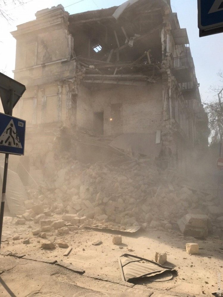 В центре Одессы обрушилась часть старинного дома dqxikeidqxidqeant