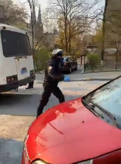 В Киеве полицейские жестоко задержали девушку за нарушение карантина dqxikeidqxidqeant