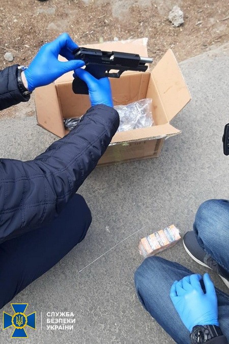 Экс-беркутовец задержан во время продажи оружия преступникам в Запорожье, - СБУ 03 Экс-беркутовец задержан во время продажи оружия преступникам в Запорожье, - СБУ 03