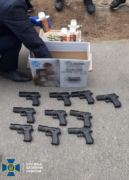 Экс-беркутовец задержан во время продажи оружия преступникам в Запорожье, - СБУ 04 Экс-беркутовец задержан во время продажи оружия преступникам в Запорожье, - СБУ 04
