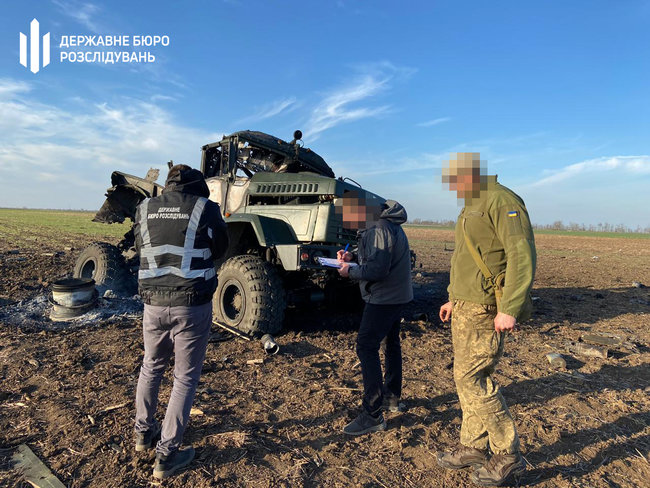 В поле на Херсонщине взорвались боеприпасы в кузове грузовика, - ГБР 05 В поле на Херсонщине взорвались боеприпасы в кузове грузовика, - ГБР 05